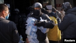 北京快遞員在藥房取藥後準備遞送。（2022年12月7日）