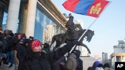 蒙古國示威者在首都烏蘭巴托國家大廈前揮舞國旗抗議蒙古與中國的煤炭貿易腐敗。 (2022年12月5日)