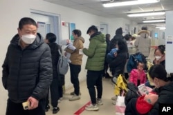 北京一所兒童醫院裡的病患和家屬。 （2022年12月14日）