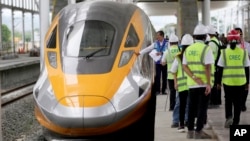 2022年10月13日工人和官員檢查雅加達-萬隆高鐵站裝置