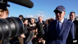 美国总统拜登在登上“空军一号”专机准备从辛辛那提/北肯塔基国际机场返回华盛顿之前接受媒体提问。(2022年1月4日)