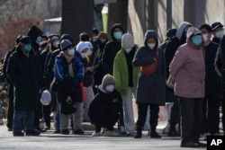 北京一所醫院的發熱門診前大排長龍。（2022年12月11日）