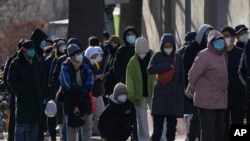 北京一所医院的发热门诊前大排长龙。（2022年12月11日）