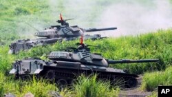 日本陸上自衛隊的坦克在富士山下進行軍事演習（資料圖片）