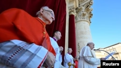 2022年12月25日，教宗方济各在梵蒂冈圣彼得大教堂的主阳台上向城市和世界传递了他传统的圣诞祝福。（梵蒂冈媒体/­通过路透社分发）