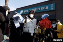 北京快遞小哥在藥房取藥後準備遞送。 （2022年12月7日）