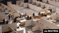 中国吉林省长春市的工人把一个体育馆改建成为隔离新冠病人的临时医院。（2022年3月15日）