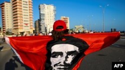 Una mujer sostiene una bandera con la imagen del fallecido revolucionario argentino Che Guevara en La Habana, el 17 de julio de 2021.