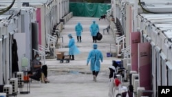 香港醫護人員在新田地區臨時搭建的隔離設施內照看新冠病人。 （2022年3月11日）