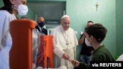 教宗方濟各看望烏克蘭難民兒童