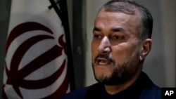 圖為3月24日伊朗外長阿卜杜拉希揚同黎巴嫩外長阿卜杜拉·布哈比卜在貝魯特召開的記者會上問答記者提問。