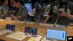 大眾在北京的一家電子商店試用華為智能手機。(2019年5月20日)