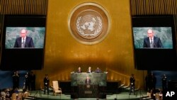 Президент России Владимир Путин обращается к участникам 70-й сессии ГА ООН в Нью-Йорке. 28 сентября 2015.