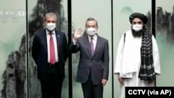 中國央視播放中國外長王毅在安徽屯溪會晤到訪的巴基斯坦外長沙阿·馬哈茂德·庫雷希（左）和塔利班任命的阿富汗外長阿米爾·汗·穆塔奇（右）的影像。（2022年3月30日）