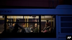 一辆巴士把来自马里乌波尔和别尔江斯克的流离失所者送往乌克兰扎波罗热的一处难民中心。(2022年4月1日)