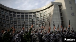 上海大學的學生參加軍訓。（2012年8月28日）