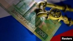 資料照：俄羅斯國旗、盧布和天然氣管道閘門圖像。