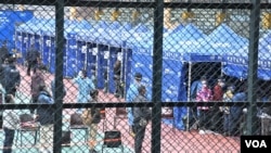 香港政府宣布，3月31日起違反圍封強制檢測令，最高可被判處第五級罰款港幣5萬元(超過6,400美元)及監禁6個月。(美國之音 湯惠芸)