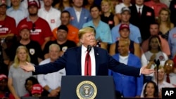 川普2018年6月25日晚在南卡州出席一場集會談美中貿易不平衡（美聯社）