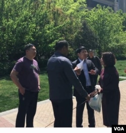 2017年4月28日，王峭岭斥责官派律师温志胜（手持信件者）和国保人员。（网络图片）