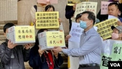 劏房支援連線成員及居民代表向房屋局提交一人一信意見書，超過8成認為簡樸房政策應該設起始租金，並且安排受影響的不適切住所居民獲得原區安置。(美國之音照片)