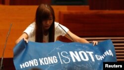 香港青年新政的游蕙禎在立法會就職宣誓儀式上展示出用英文寫的“香港不是中國”的旗幟（2016年10月12日）