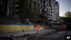 基辅志愿者在情理被俄军炮火摧毁的街道。