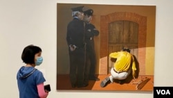 六四事件33周年紀念日前一個多月，香港M+博物館將隱諭六四事件的畫作《新北京》換成圖中的另一作品《多疑的人》，引起政治審查的疑慮。(美國之音/湯惠芸)