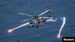 美國海軍MH-60R型反潛直升機在菲律賓海進行訓練。（2017年4月24日）