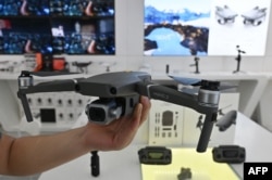 中國大疆一名雇員在上海展示新型無人機。（2019年5月22日）