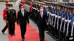 泰國總理巴育在曼谷陪同到訪的日本首相岸田文雄檢閱儀仗隊。（2022年5月2日）