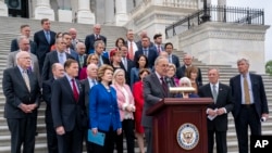 2022年5月3日，美國參議院多數黨領袖舒默和其他民主黨人在國會山對 Politico有關最高法院的意見草案表明大法官們可能準備推翻”羅訴韋德案“的新聞報道表示憤慨。 （美聯社）
