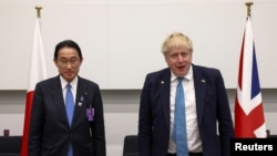 英國首相約翰遜與日本首相岸田文雄2022年3月24日在北約領導人峰會上會面（路透社）