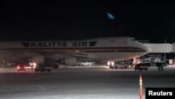 从中国武汉撤出的美国政府官员和其他美国人乘坐美国国务院撤侨包机抵达阿拉斯加州的泰德·史蒂文斯·安克雷奇国际机场。（2020年1月28日）