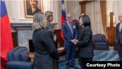 台灣總統蔡英文13日接見華盛頓智庫《美國企業研究院》民主及印太戰略訪問團。(台灣總統府提供)