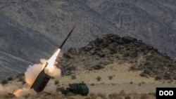 在加州二十九棕櫚村美國海軍陸戰隊空地作戰中心舉行的一次演習期間，一支海軍陸戰隊砲兵連發射HIMARS多管火箭炮。(2014年5月18日)