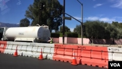 美國與東盟領導人峰會會場外封鎖道路的路障（美國之音莉雅拍攝）