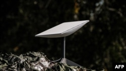 资料图片：这张照片拍摄于2022年9月25日，显示了美国科技亿万富翁埃隆·马斯克(Elon Musk)在哈尔科夫地区伊兹尤姆捐赠的Starlink卫星宽带系统的天线。(法新社)