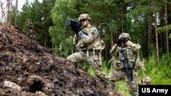 资料照片：2025年7月8日，美国陆军士兵在德国巴伐利亚的美国驻军基地训练时，模拟击落无人机行动。(图片来源：美国陆军)