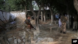 2018年10月2日，阿富汗安全人員在喀布爾以東的楠格哈爾省卡馬區檢查一起自殺式襲擊的現場。