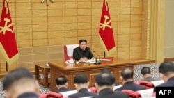 資料照：北韓官方媒體朝中社拍攝和發布的這張照片顯示， 2022年5月14日，北韓領導人金正恩參加勞動黨委員會會議，檢查最大緊急措施的運行狀態,以防止在新冠病毒疫情在平壤傳播。
