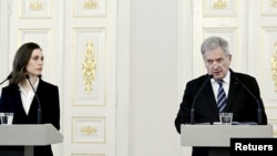 資料照片：芬蘭總理馬林(左)與總統尼尼斯託在赫爾辛基就俄烏危機舉行記者會。 (2022年2月24日)