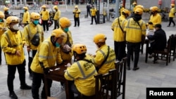 美團員工排隊等候接受新冠病毒檢測。 （2022年5月9日）