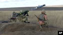 由烏克蘭國防部提供的圖像顯示，一名烏克蘭士兵在頓涅茨克地區舉行的軍事演習中使用攜帶美國標槍導彈的發射器。（2022年1月12日）