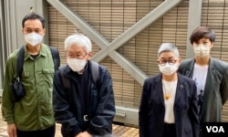 已停止運作的”612人道支援基金”4名信託人學者許寶強（左起）、天主教香港教區榮休主教陳日君樞機、大律師吳靄儀、歌手何韻詩，5月24日到西九龍裁判法院應訊。(美國之音/湯惠雲)