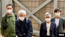 資料照片：已停止運作的”612人道支援基金”四名信託人學者許寶強（左起）、天主教香港教區榮休主教陳日君樞機、大律師吳靄儀、歌手何韻詩，5月24日到西九龍裁判法院應訊。 (美國之音湯惠雲拍攝)
