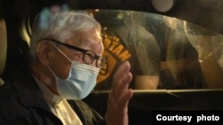 有份擔任已經解散的“612人道支援基金”信託人，天主教香港教區榮休主教陳日君樞機被警方扣留了大約六個鐘頭後，已經獲准保釋離開警署。陳日君樞機在車內向外揮手致意。（照片來源：美國之音粵語廣播聽眾鄭先生提供）