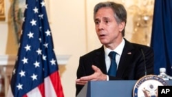 資料照片：美國國務卿布林肯在國務院與北約秘書長斯托爾滕貝格一道舉行記者會時講話。 (2022年6月1日)