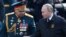 Путин и Шойгу идут по Красной площади после парада в честь очередной годовщины победы над фашистской Германией (архивное фото).