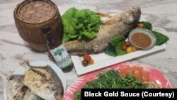 ຜະລິດຕະພັນນໍ້າປາແດກ Black Gold ທີ່ສາມາດປຸງອາຫານໄດ້ຫຼາຍແບບ.